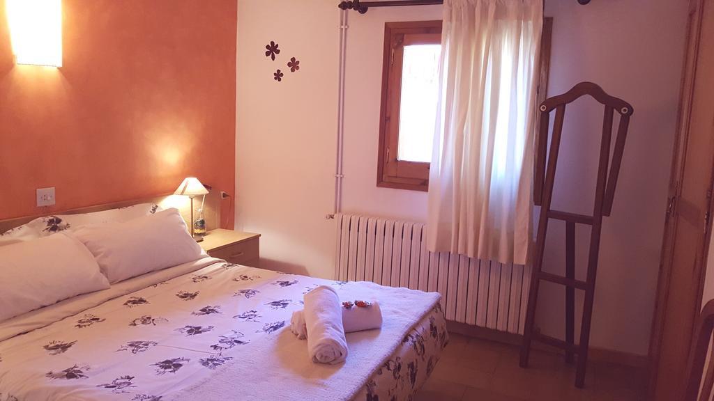 Hostal La Cuineta De Cal Triuet Gosol Bagian luar foto